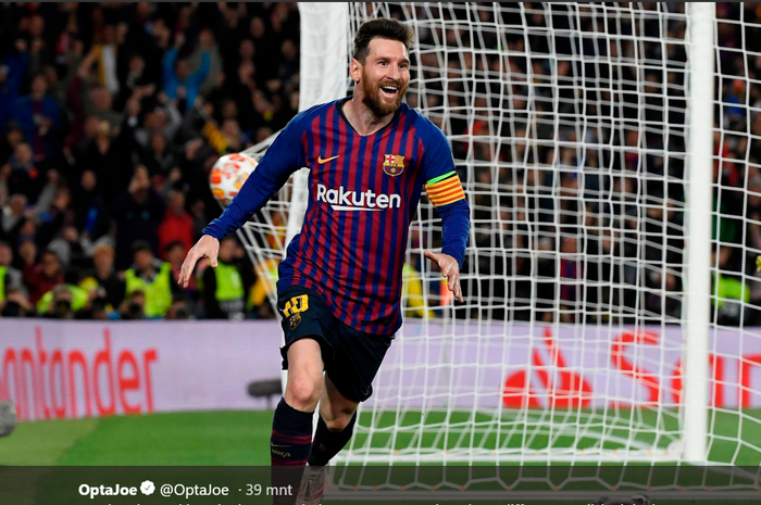 Megabintang Barcelona, Lionel Messi, menjebol gawang Liverpool pada leg pertama semifinal Liga Champions, Rabu (1/5/2019) di Camp Nou.