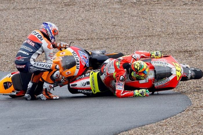 Valentino Rossi dan Casey Stoner mengalami crash di tikungan 1 pada balapan MotoGP Spanyol 2011 di Sirkuit Jerez.