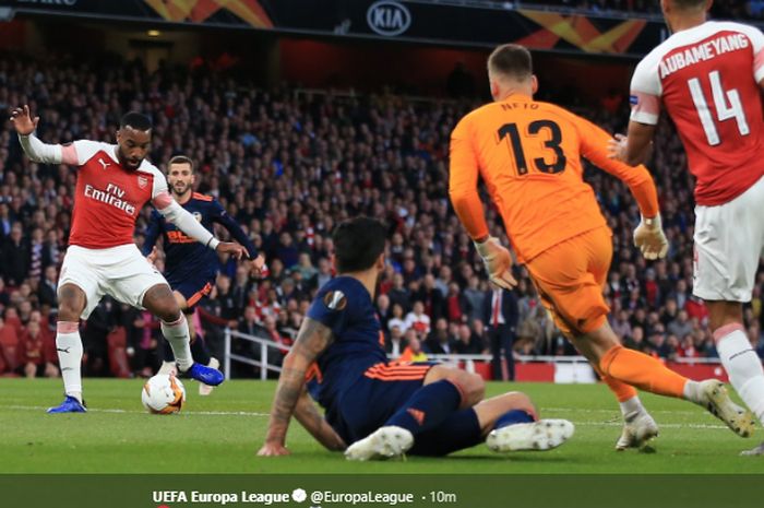 Aksi striker Arsenal, Alexandre Lacazette, yang berujung gol ke gawang Valencia pada leg pertama babak semifinal Liga Europa 2018-2019 di Stadion Emirates, 2 Mei 2019.