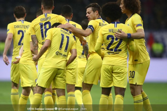 Para pemain Chelsea merayakan gol yang dicetak Pedro Rodriguez (#11) ke gawang Eintracht Frankfurt pada leg pertama babak semifinal Liga Europa 2018-2019 di Stadion Commerzbank-Arena, 2 Mei 2019.