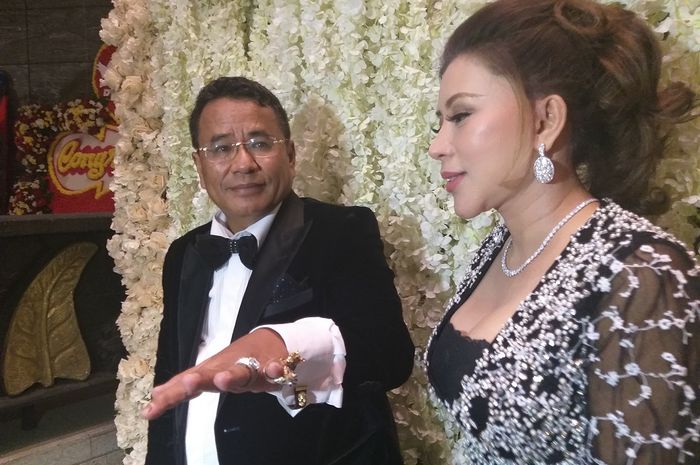 Hotman Paris dan sekretaris pribadinya, Nurbaeny Janah saat dijumpai Grid.ID di hotel Four Seasons, Gatot Subroto, Jakarta Selatan, Jumat (3/5/2019).