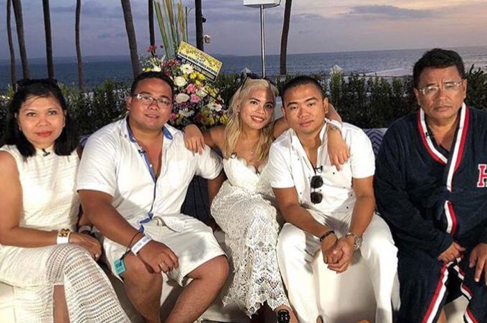 Buah Jatuh Tak Jauh dari Pohonnya, Intip Potret Putra Hotman Paris Dikerubungi Wanita Cantik di Bali Ini.