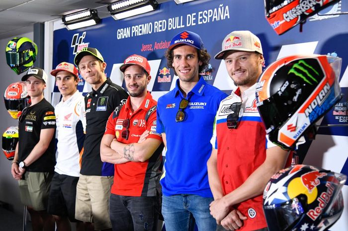 Para pembalap MotoGP berpose dalam konferensi pers jelang MotoGP Spanyol di Sirkuit Jerez, Kamis (32/5/2019).