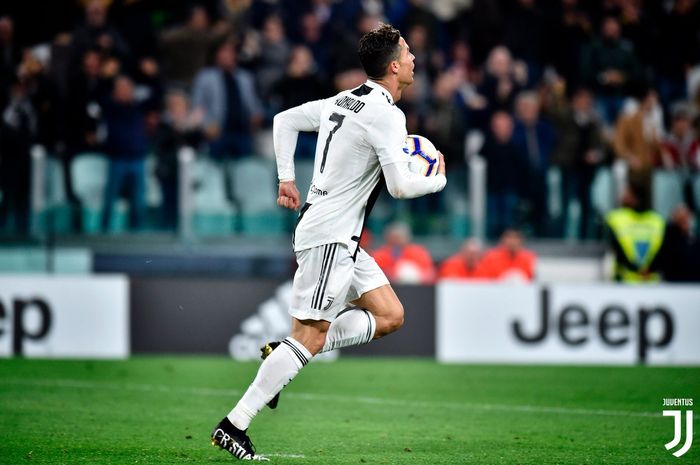 Megabintang Juventus, Cristiano Ronaldo, merayakan gol, dalam laga pekan ke-35 Liga Italia kontra Torino di Stadion Allianz Turin, 3 Mei 2019.