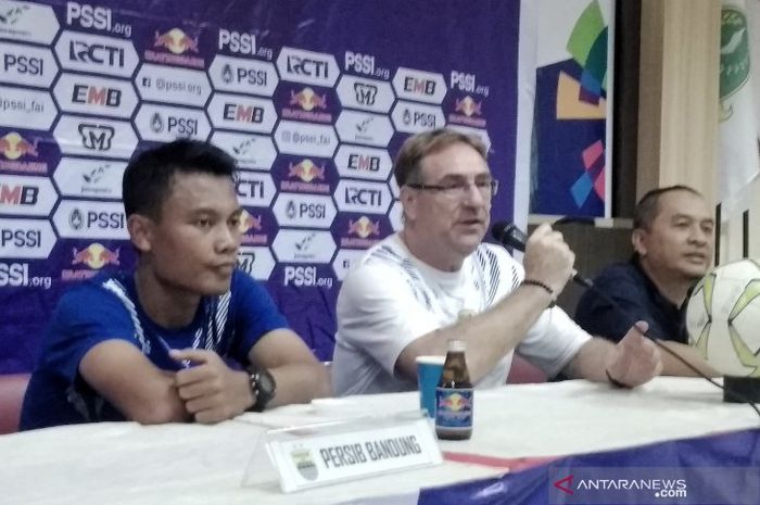 Pelatih Persib Bandung, Robert Rene Alberts, memberikan keterangan saat sesi konferensi pers setelah pertandingan melawan Borneo FC di Piala Indonesia 2018.