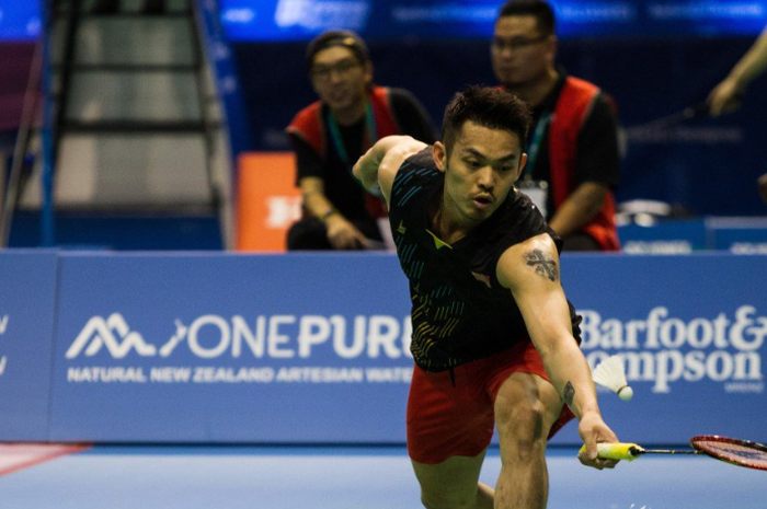 Pebulu tangkis tunggal putra asal China, Lin Dan, saat berhadapan dengan Anthony Sinisuka Ginting (Indonesia) pada babak perepat final New Zealand Open 2019, di Eventfinda Stadium, Auckland, Selandia Baru, Jumat (3/5/2019).