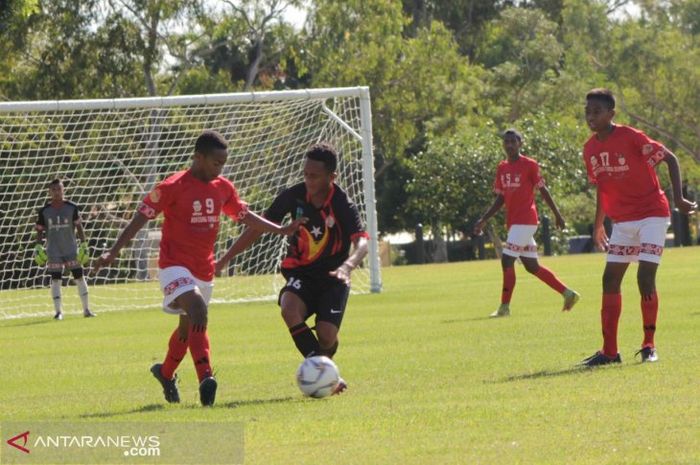 Pesepak bola dari Akademi Bintang Timur, Atambua Yuventus Tallo (kiri), berebutan bola dengan seorang pemain Timnas Timor Leste u-18, di Darwin, Australia, Sabtu (4/5/2019).