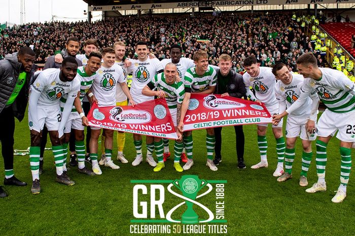 Para pemain Celtic berpose setelah memastikan diri menjadi juara Liga Skotlandia musim 2018-2019.