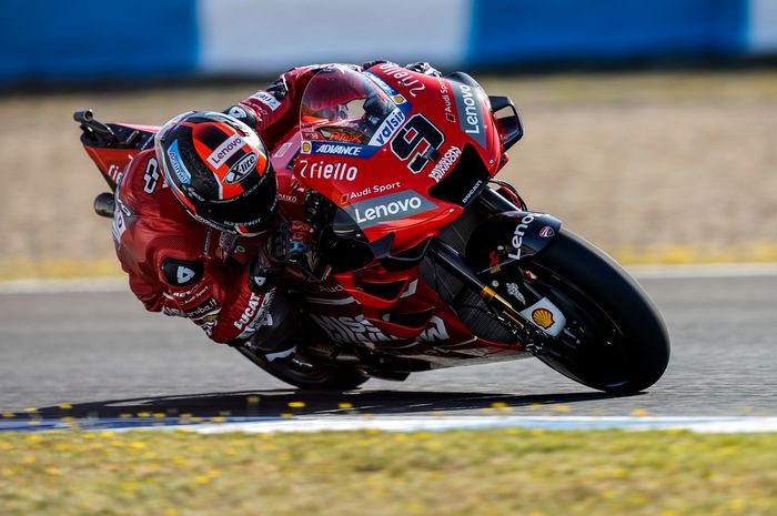 Penampilan Danilo Petrucci saat menunggangi motor tim Mission Winnow Ducati dalam sesi latihan bebas MotoGP Spanyol 2019, Jumat (3/5/2019)