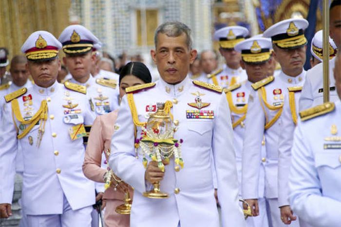 Di Hadapan Istri Barunya yang Dinikahi 3 Bulan Lalu, Raja Thailand Lantik Mantan Pacarnya Jadi Selir Resmi Kerajaan