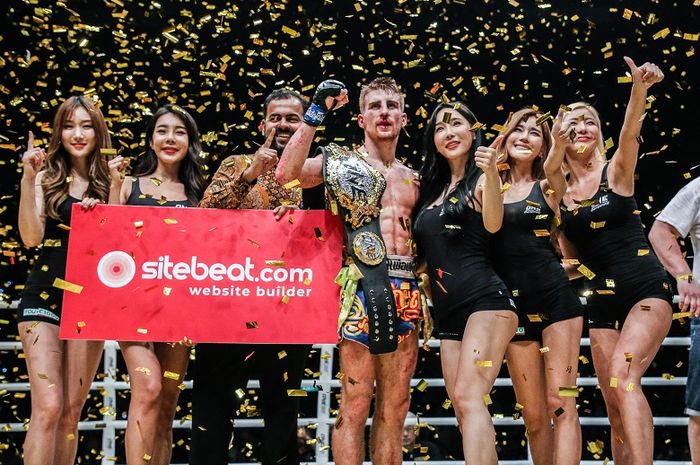 Petarung asal Inggris, Jonathan Haggerty (tengah), merebut gelar juara dunia ONE Flyweight Muay Thai berkat kemenangan angka mutlak atas Sam-A Gaiyanghadao dalam ONE: For Honor di Istora Senayan, Jumat (3/5/2019).