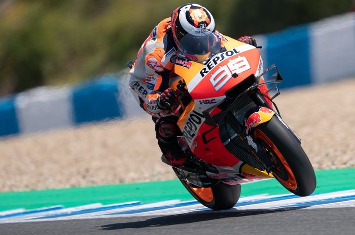 Aksi Jorge Lorenzo (Repsol Honda) saat mengaspal di Sirkuit Jerez dalam sesi latihan bebas MotoGP Spanyol 2019, Jumat (4/5/2019)