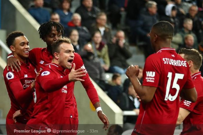 Para pemain Liverpool merayakan gol Divock Origi ke gawang Newcastle United saat kedua tim bertemu di Stadion St James Park, Minggu (5/5/2019) dini hari WIB.