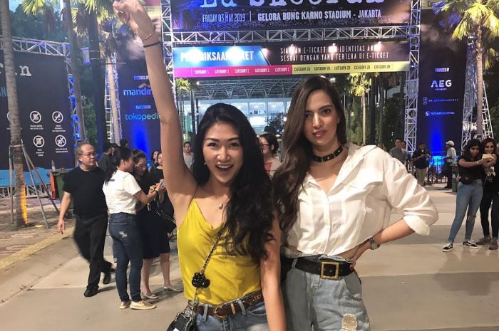 Nia Ramadhani dan Theresa Wienathan nonton konser Ed Sheeran naik MRT