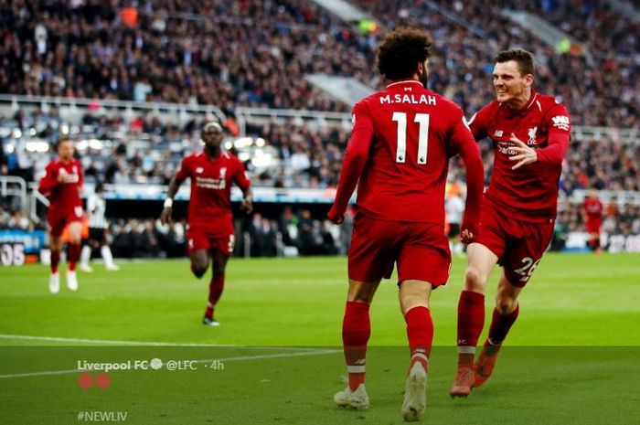 Winger Liverpool, Mohamed  Salah, merayakan golnya dengan Andy Robertson dalam laga pekan ke-37 Liga Inggris melawan Newcastle United di St James' Park, 4 Mei 2019. 