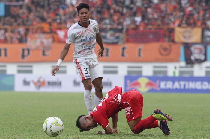 Pemain Persija Jakarta, Riko Simanjuntak berebut bola dengan pemain Bali United, Imade Andhika Pradana Wijaya pada Kratingdaeng Piala Indonesia di Stadion Wibawa Mukti, Cikarang, Jawa Barat, Minggu (5/4/2019) dalam laga tersebut persija menang melawan Bali United dengan skor 1-0. Warta Kota/Feri Set