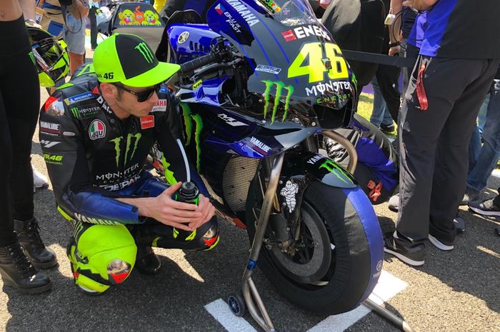 Pembalap Monster Energy Yamaha, Valentino Rossi, bersiap di grid start MotoGP Spanyol 2019, Minggu (5/5/2019).