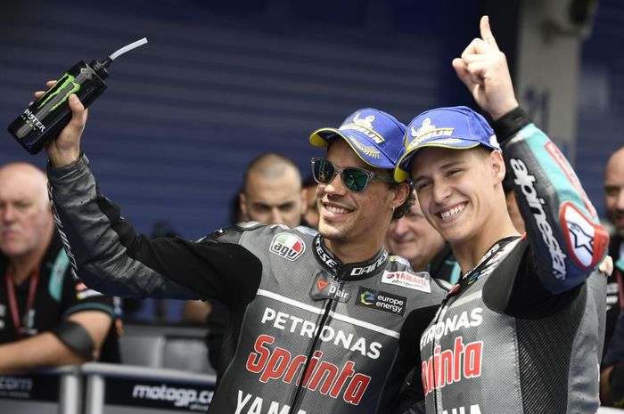 Dua pembalap tim Petronas Yamaha SRT, Franco Morbidelli (kiri) dan Fabio Quartararo (kanan) usai melakoni babak kualifikasi MotoGP Spanyol 2019, Sabtu (5/5/2019).
