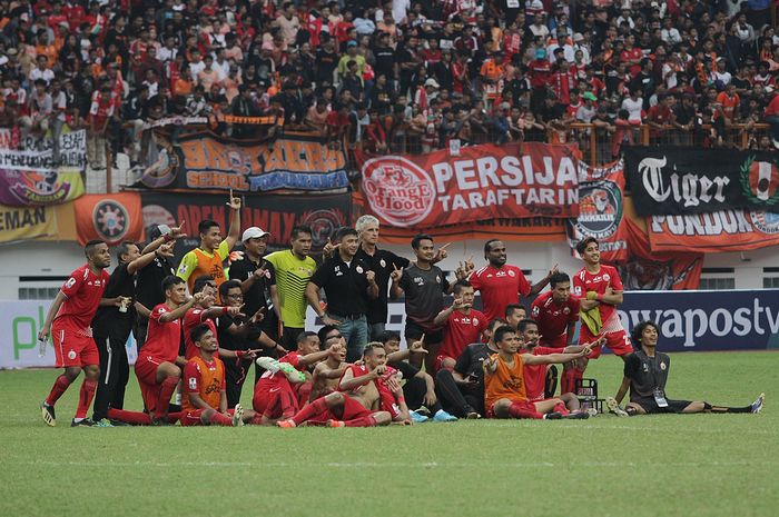 Pemain Persija Jakarta berpose bersama usai bermain malawan pemain Bali United pada Kratingdaeng Piala Indonesia di Stadion Wibawa Mukti, Cikarang, Jawa Barat, Minggu (5/4/2019) dalam laga tersebut persija menang melawan Bali United dengan skor 1-0. Warta Kota/Feri Setiawan