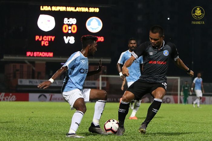 Aksi Saddil Ramdani (kanan) saat Pahang FA dijamu PJ City FC pada pekan ke-12 Liga Super Malaysia 2019 di Stadion IPJ, 4 Mei 2019. 