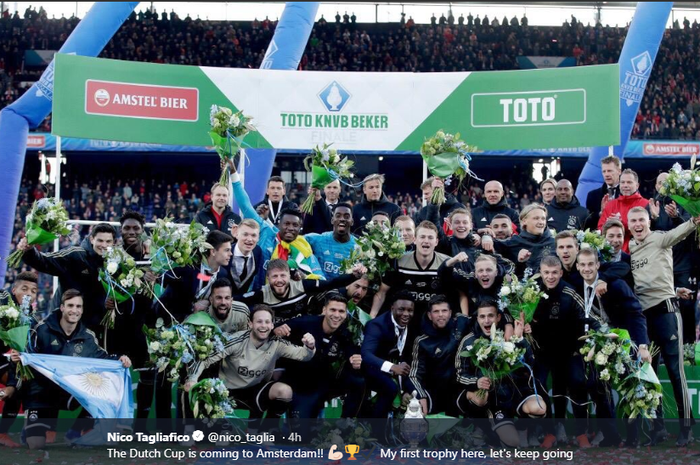 Para pemain Ajax Amsterdam berpesta merayakan keberhasilan menjuarai Piala Belanda 2018-2019 usai mengalahkan Willem II 4-0, Minggu (5/5/2019) di Rotterdam.