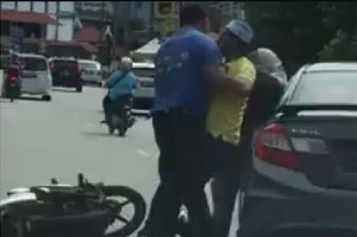 Video pria memukul emak-emak