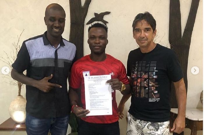 Gelandang asal Sierra Leone, Ibrahim Conteh (tengah) bersama pelatih Persipura, Luciano Leandro (kanan) seusai menandatangani kontrak pada Senin (6/5/2019) sore. 