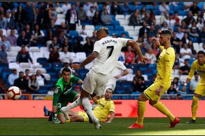 Penyerang Real Madrid, Mariano Diaz, mencetak gol ke gawang Villarreal dalam partai Liga Spanyol di Estadio Santiago Bernabeu, Minggu (5/5/2019)