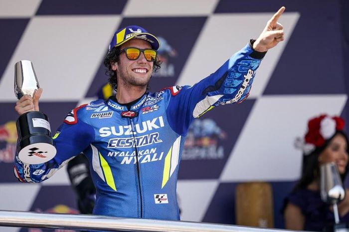 Pembalap tim Suzuki Ecstar, Alex Rins saat merayakan kemenangannya pada MotoGP Spanyol 2019, Minggu (5/5/2019)