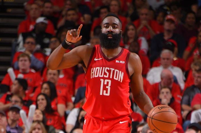 Pebasket bintang Houston Rockets, James Harden, memberi instruksi kepada rekan-rekan setimnya saat menjalani laga semifinal Wilayah Barat playoffs NBA 2019 melawan Golden State Warriors.