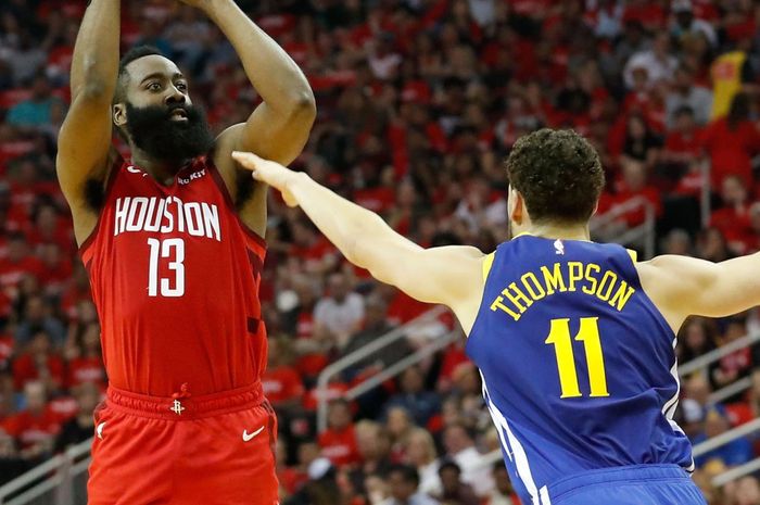 Pemain Houston Rockets, James Harden (kiri) berhadapan dengan Klay Thompson (Warriors) pada gim keempat semifinal Wilayah Barat Play-off NBA 2019, di Toyota Center, Houston, Senin (6/5/2019).