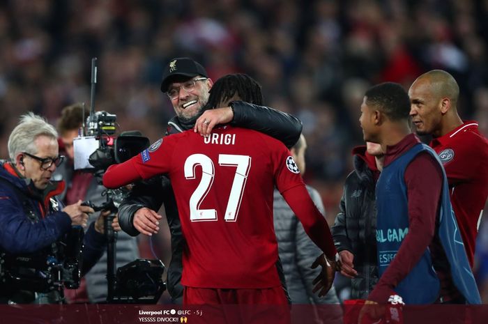 Pelatih Liverpool, Juergen Klopp, memeluk Divock Origi seusai laga leg kedua semifinal Liga Champions melawan Barcelona di Stadion Anfield, Selasa (7/5/2019).