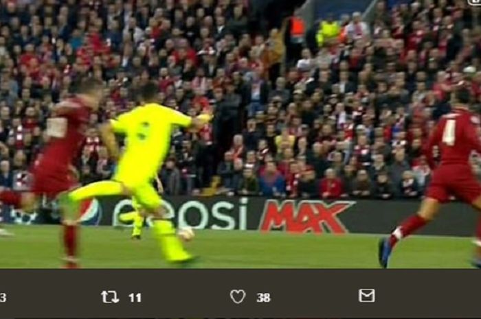 Detik-detik penyerang Barcelona, Luis Suarez dua kali tendang bek Liverpool, Andrew Robertson hingga menyebabkann sang pemain cedera.