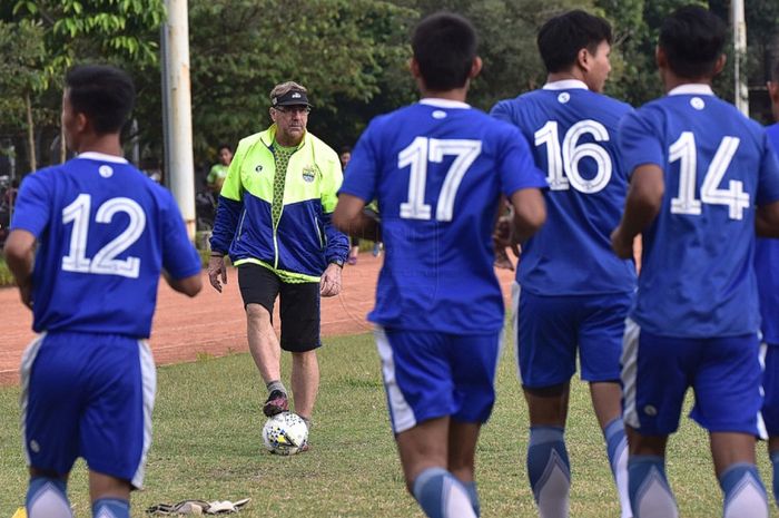 Robert Rene Alberts memimpin latihan Persib Bandung.