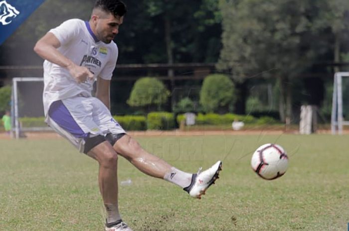 Fabiano Beltrame berharap-harap cemas menanti proses naturalisasi untuk bisa memperkuat Persib Bandung.