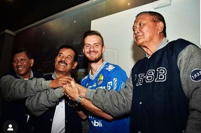 Pemain asing Persib Bandung, Rene Mihelic, berjabat tangan dengan manajemen ketika penandatangan kontrak pada Selasa (7/5/2019).