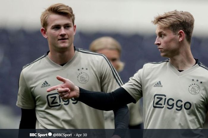 Dua pemain Ajax Amsterdam, Matthijs de Ligt dan Frenkie de Jong.