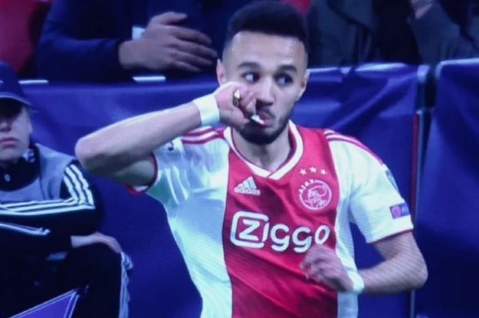 Noussair Mazraoui terlihat mengkonsumsi gel dalam kemasan sachet di tengah pertandingan Ajax versus Tottenham, Kamis (9/5/2019) dini hari WIB.