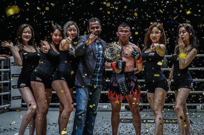 Atlet ONE Championship asal Thailand, Nong-O Gaiyanghadao (ketiga dari kanan).