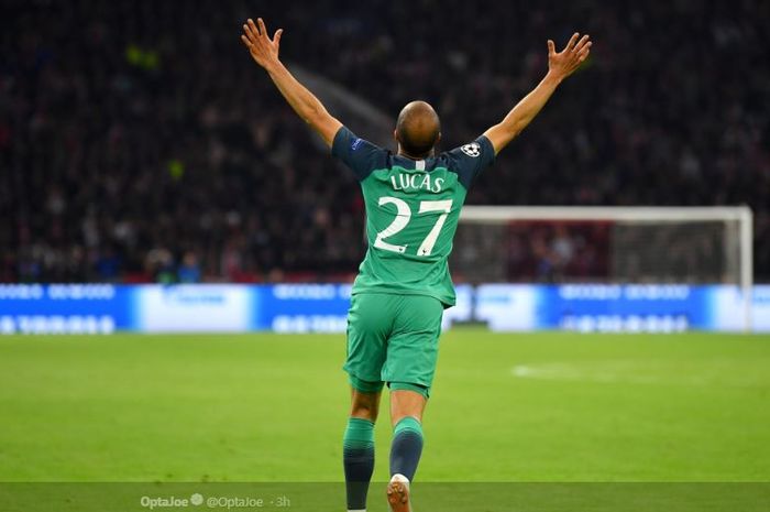 Winger Tottenham Hotspur, Lucas Moura, bersorak seusai mengantarkan timnya menyingkirkan Ajax Amsterdam pada leg II semifinal Liga Champions di Johan Cruijff Arena, 8 Mei 2019.