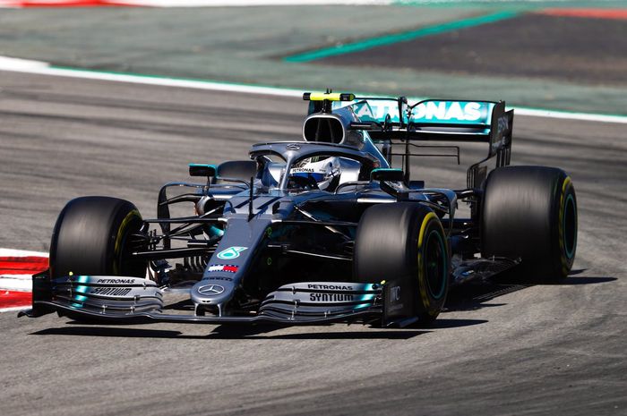 Aksi Valtteri Bottas (Mercedes) saat melintasi Sirkuit Catalunya dalam sesi FP1 F1 GP Spanyol 2019 yang digelar Jumat (10/5/2019)