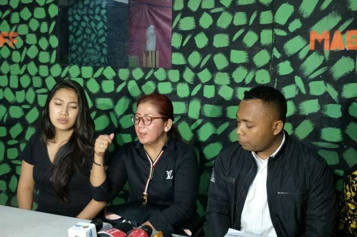 (dari kiri) Adik Kriss Hatta Sherly Carols dan ibunda Tuty Suratinah didampingi kuasa hukum Lukmanul Hakim dalam jumpa pers di kawasan Tambora, Jakarta Barat, Kamis (9/5/2019).