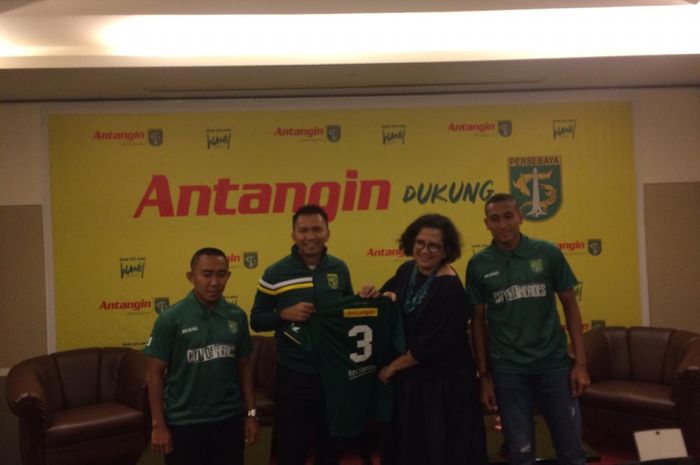 Presiden Persebaya, Azrul Ananda, menerima kerja sama sponsor dengan Antangin untuk Liga 1 2019.