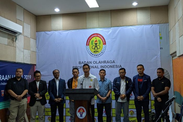 Ketua BOPI, Richard Sambera (tengah), menyerahkan rekomendasi kepada PT LIB untuk menggelar Liga 1 2019.