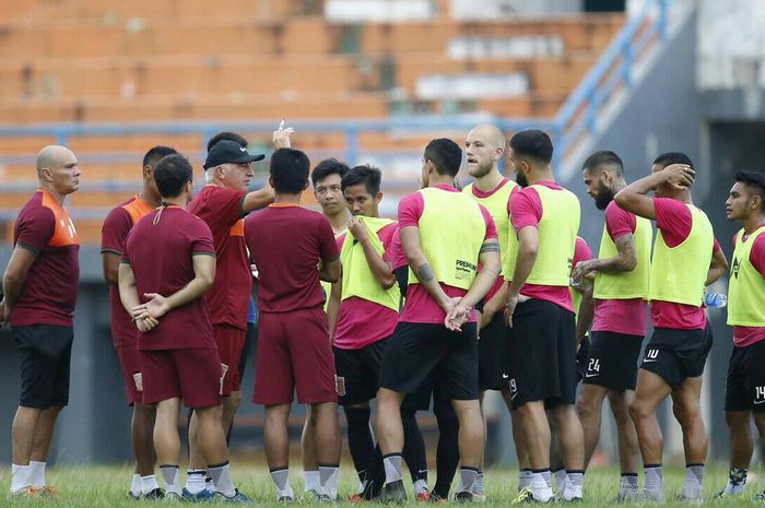 Para pemain Borneo FC mendapatkan arahan dari pelatih Mario Gomez dalam latihan untuk persiapan menyambut kompetisi Liga 1 2019.