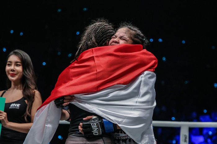 Atlet ONE Championship asal Indonesia, Priscilla Hertati Lumban Gaol, memeluk petarung Kamboja, Nou Srey Pov, dalam ONE: For Honor di Istora Senayan, Jumat (3/5/2019).