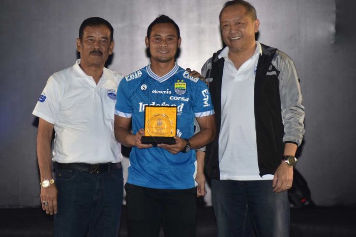 Atep menerima penghargaan dari Persib Bandung.