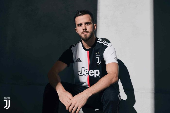 Gelandang Juventus, Miralem Pjanic, memamerkan jersey anyar Si Nyonya Tua pada Minggu (12/5/2019).