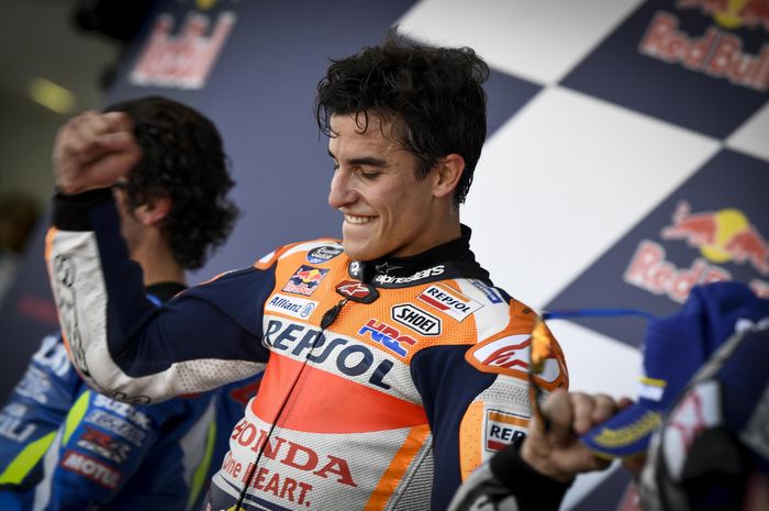 Pembalap Repsol Honda, Marc Marquez, bereaksi di podium juara MotoGP Spanyol di Sirkuit Jerez, Minggu (5/5/2019).