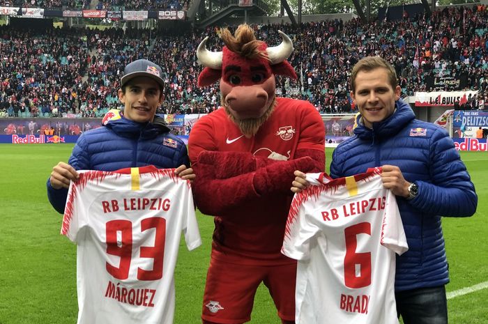 Marc Marquez dan Stefan Bradl saat menjadi tamu undangan di laga RB Leipzig Vs Bayern Muenchen.
